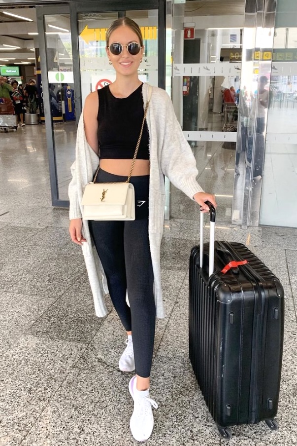 40 Stylish Airport Outfits to Look Good When Traveling - Your Classy Look