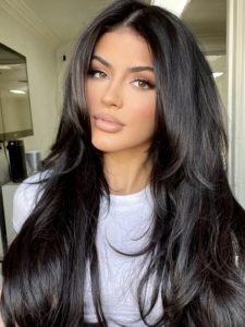40 Best Haircuts with Face-Framing Layers for a Flattering Look - Your ...