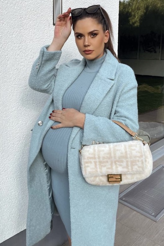 40 Cute Winter Maternity Outfits That’ll Keep You Cozy and Stylish ...