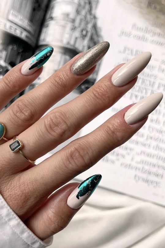 40 Simple Winter Nail Art Designs For a Chic Minimalist Look - Your ...